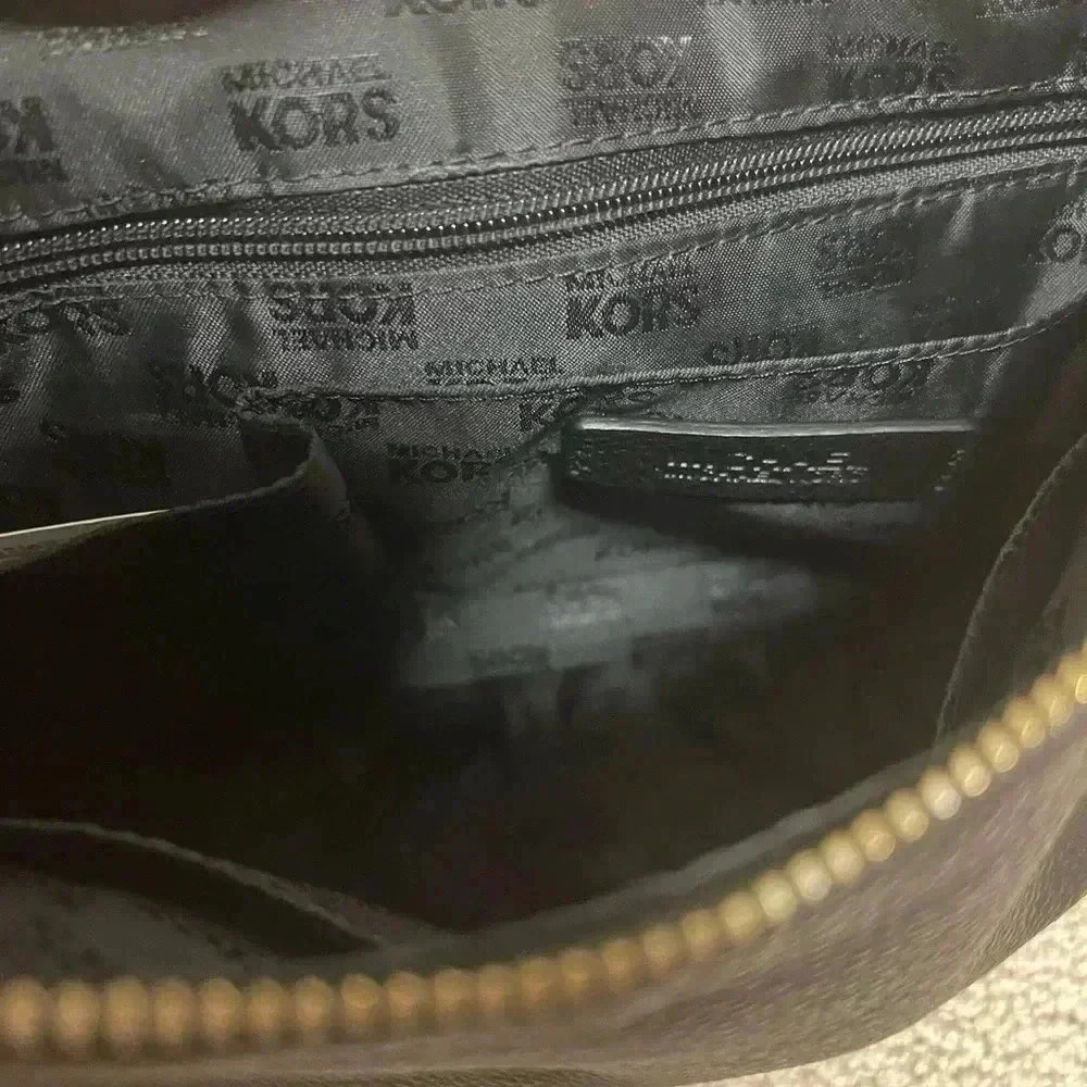 MICHAEL KORS BLACK OVER THE SHOULDER BAG - Picture 4 of 8